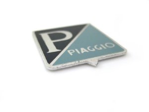 Emblem PIAGGIO, dunkelblau, Aluminium, 24x32mm, zum Kleben / Schrift erhaben Vespa 50 N, S >1966, SS, 90SS, 125 VMA1T