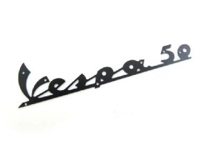 Schriftzug Vespa 50, Beinschild schwarz, Befestigung: 7 Nieten, 135x35mm Vespa 50 N, V5A1T -> 11599