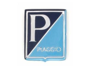Emblem PIAGGIO, fr Vespa 125 VN1T hellblau, emailliert, 37x47 mm, 4 Klammern, Schrift erhaben
