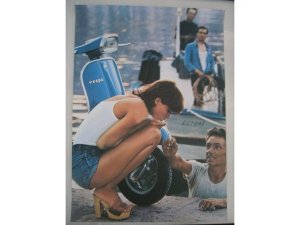 Poster Vespa Sprint- Mdchen mit Zigarette L 640mm, B 470mm